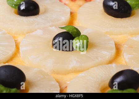 Ananas Ringe mit schwarzen Oliven, Käse und Basilikum. Makro Stockfoto