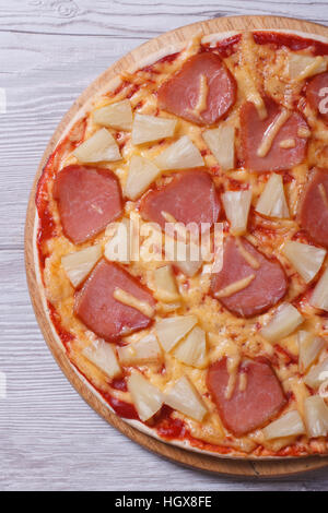 halb Hawaii Pizza mit Ananas und Schinken auf den Tisch. Ansicht von oben. Close-up Stockfoto