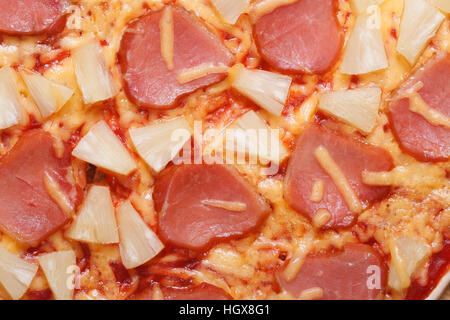 saftige Hawaii Pizza mit Ananas und Schinken Hintergrund Makro. hautnah. Ansicht von oben Stockfoto