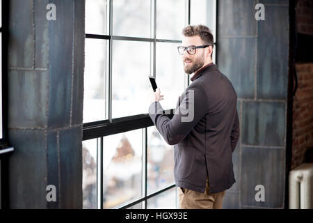 Geschäftsmann am Fenster Stockfoto