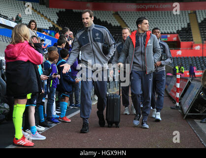 Arsenal Torwart Petr Cech (Mitte links) und Arsenals Granit Qualifikationsspiel vor der Premier League match im Liberty Stadium Swansea. Stockfoto