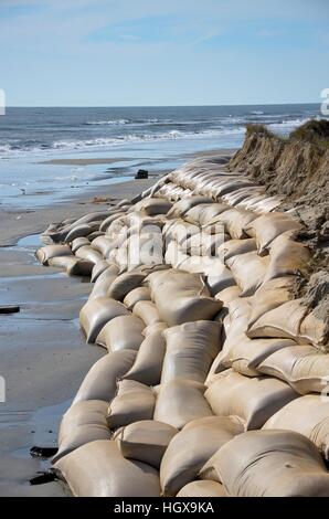 Sandsäcke entlang des Strandes in North Carolina vor schweren Brandung und Erosion zu schützen. Stockfoto