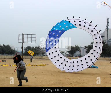 Delhi, Indien. 14. Januar 2017. Indianer mit fremden Leuten, die fliegenden Drachen während internationale Drachenfest bei Dwarka Sektor. © Shrikant Singh/Pacific Press/Alamy Live-Nachrichten Stockfoto