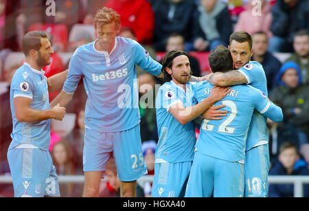 Stoke City Marko Arnautovic (rechts) feiert seiner Seite das erste Tor des Spiels mit der Mannschaft in der Premier-League-Spiel im Stadion des Lichts, Sunderland erzielte. Stockfoto