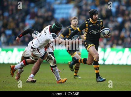 Wespen Danny Cipriani bleibt fern von Toulouse Thierry Dusautoir während der European Champions Cup, Pool zwei Match bei der Ricoh Arena in Coventry. Stockfoto