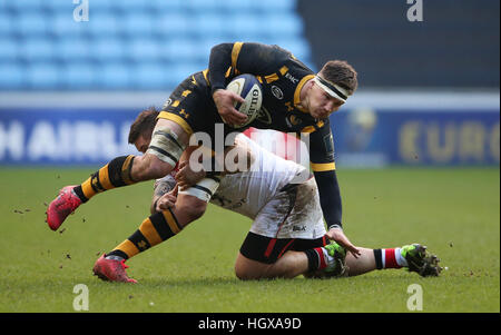 Wespen Guy Thompson durch ToulouseÃ ¢ Â €Â™s Cyril Baille während der European Champions Cup, Pool zwei Match bei der Ricoh Arena in Coventry in Angriff genommen wird. Stockfoto