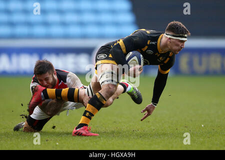 Wespen Guy Thompson durch ToulouseÃ ¢ Â €Â™s Cyril Baille während der European Champions Cup, Pool zwei Match bei der Ricoh Arena in Coventry in Angriff genommen wird. Stockfoto