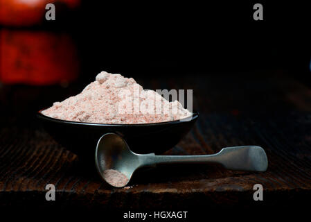 Kala Namak, Gemahlenes Salz Mit Loeffelchen in Schale, Indisches Salz, Schwarzsalz, Schwarzes Salz, Indien Stockfoto