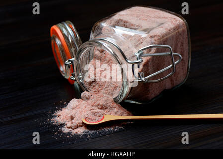 Kala Namak, Gemahlenes Salz in Glasbehaelter Und Loeffelchen, Indisches Salz, Schwarzsalz, Schwarzes Salz, Indien Stockfoto