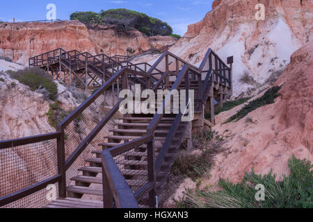 Sandsteinfelsen in der Nähe von Albufeira, Praia da Falesia, Albufeira, Algarve, Portugal Stockfoto