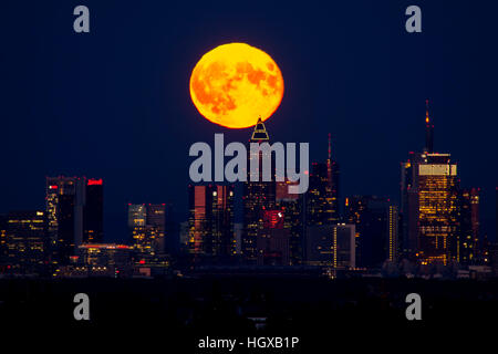 Mond über Skyline, Frankfurt am Main, Hessen, Deutschland Stockfoto