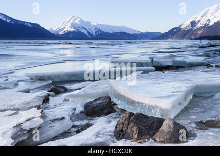 Große Eisbrocken am Strand des Chilkat River Mündung in der Nähe von Haines Alaska wie die Flut geht. Stockfoto