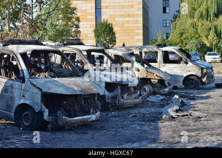 Ausgebrannte Autos, Bahnhofstrasse, Magdeburg, Sachsen-Anhalt, Deutschland Stockfoto