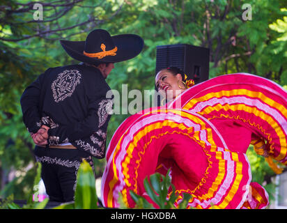 GUADALAJARA, Mexiko - AUG 28: Tänzer Teilnahme am 23. internationalen Mariachi & Charros Festival in Guadalajara Mexiko am 28. August 2016. Stockfoto