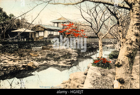 Japan, Nagasaki. Alte Ansichtskarte Hand gefärbt. Nakagawa, Fluss mit hölzernen Brücke und Tradition japanischen Gebäuden auf einer bank Stockfoto