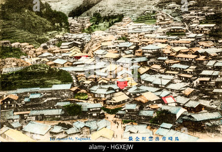 Japan, Nagasaki. Alte Ansichtskarte Hand gefärbt. Hohe Aussichtspunkt, Antenne, Ansicht von Idzumomachi Stadt. Gebäude, Wohnungen und Straßen. Stockfoto