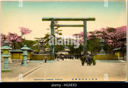 Japan, Tokio. Alte Ansichtskarte Hand gefärbt. Yasukuni-schrein Torii-tor Eingang mit steinlaternen Futter Straße und Kirschblüten zu Schrein. Stockfoto