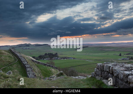 Der Hadrianswall auf Cawfield Felsen, Blick nach Westen bei Sonnenuntergang Stockfoto