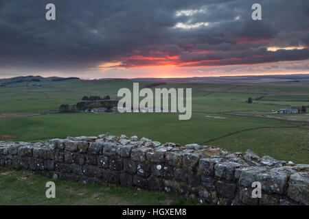 Der Hadrianswall auf Cawfield Felsen, Blick von Nordwesten auf Sonnenuntergang Stockfoto