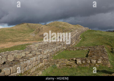 Der Hadrianswall: Revolver 41A nahe Caw Passhöhe, Blick nach Osten in Richtung Bogle Loch und Winshield Klippen Stockfoto