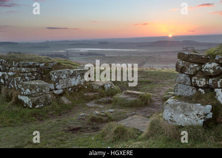 Der Hadrianswall: Süd Tor der Milecastle 37, in der Morgendämmerung - Housesteads Klippen, Northumberland Stockfoto