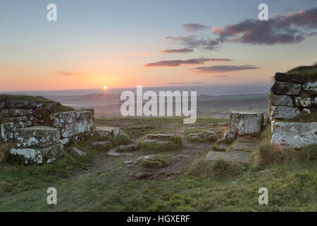 Der Hadrianswall: Süd Tor der Milecastle 37, in der Morgendämmerung - Housesteads Klippen, Northumberland Stockfoto