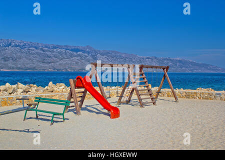 Kinderspielplatz direkt am Meer, Dalmatien, Kroatien Stockfoto