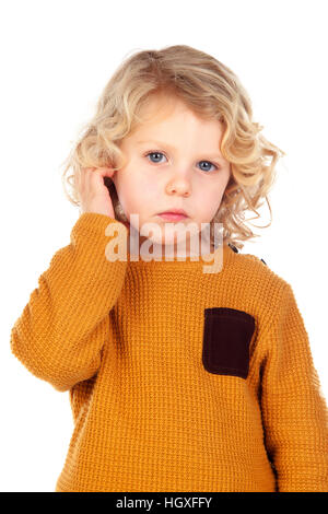 Trauriger kleiner Junge kratzte sich am Kopf isoliert auf weißem Hintergrund Stockfoto