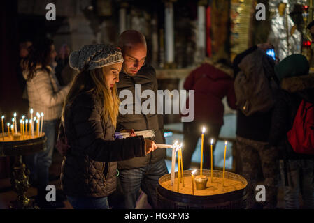 Pilger Kerzen in Kreuzigung Altar in der Kirche des Heiligen Grabes, Jerusalem, Israel Stockfoto