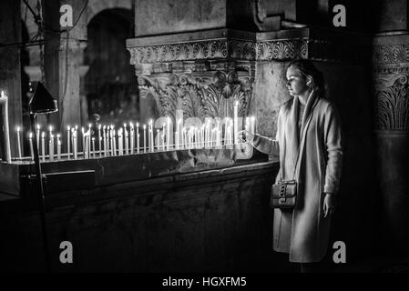 Pilger Kerzen in Kreuzigung Altar in der Kirche des Heiligen Grabes, Jerusalem, Israel Stockfoto