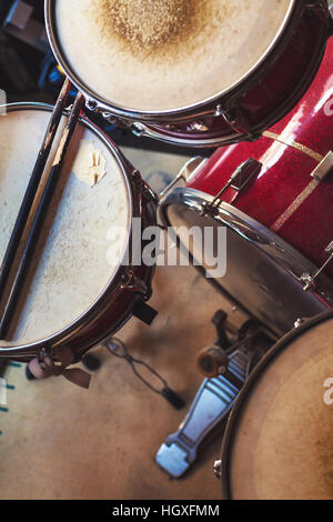 Drums, Snare und Stöcke im Mittelpunkt verwendet der alten. Stockfoto