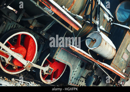 Details zu einer alten Retro Dampflok im Winter. Stockfoto