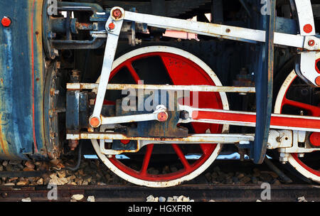 Details zu einer alten Retro Dampflok im Winter. Stockfoto