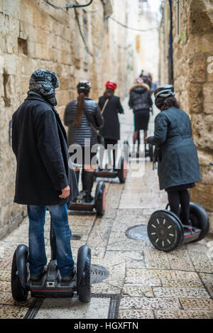 Touristen nehmen eine Segway-Tour in Jerusalem, Israel Stockfoto