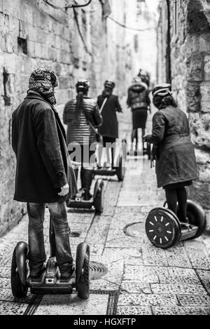 Touristen nehmen eine Segway-Tour in Jerusalem, Israel Stockfoto