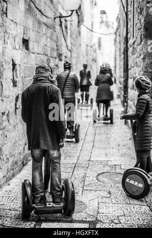 Touristen nehmen eine Segway-Tour in Jerusalem, Israel Stockfoto