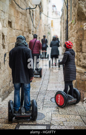 Touristen nehmen eine Segway-Tour in Jerusalem, Israel Stockfoto