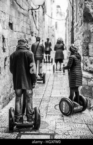 Touristen nehmen eine Segway-Tour in Jerusalem, Israel Stockfoto