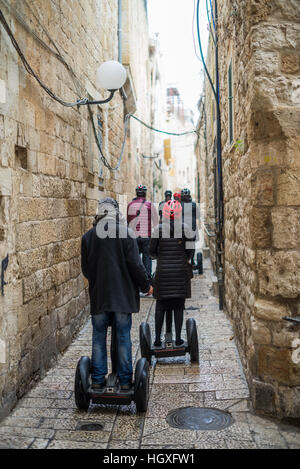 Touristen nehmen eine Segway-Tour in Jerusalem, Israel Stockfoto