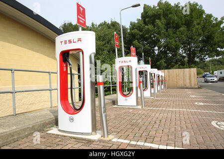 Leeren Sie Tesla Elektro-Auto Fahrzeug Aufladen Stationen, England, UK Stockfoto