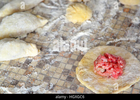 Hackfleisch / Faschiertes am Prüfling für die Zubereitung von Kuchen Stockfoto