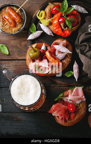 Auswahl an Fleischsnacks in Brezeln Stockfoto