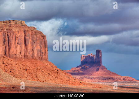 Sentinel Mesa (links), Monument Valley Navajo Tribal Park, Utah, USA Stockfoto