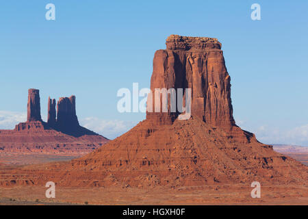 Merrick Butte (rechts), Monument Valley Navajo Tribal Park, Utah, USA Stockfoto