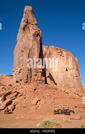 Reiter, Regen Gott Mesa (Hintergrund), Monument Valley Navajo Tribal Park, Utah, USA Stockfoto