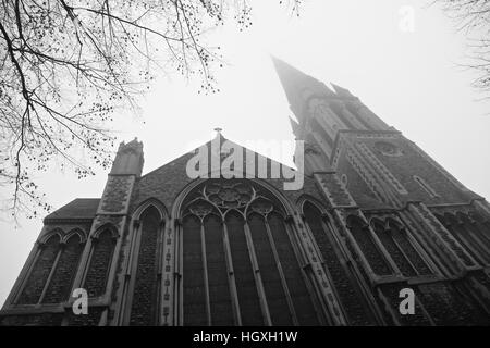 Nebel rollt der Kirchturm der St. Matthews Church in Bayswater, London, England. Stockfoto