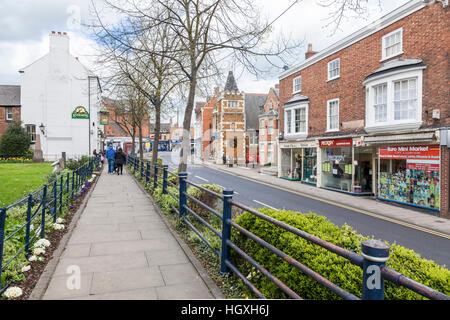 Eine typische Straße in einer englischen Kleinstadt. Burton Street, Melton Mowbray, Leicestershire, England, Großbritannien Stockfoto