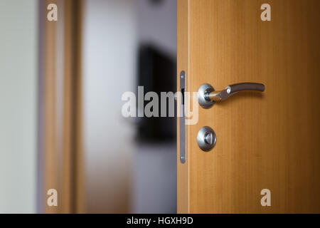 Hotel Zimmer oder Appartement Tür mit offener Tür Stockfoto