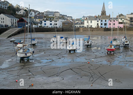 Sportboote, gestrandet in Ilfracombe Hafen, Devon, bei Ebbe im winter Stockfoto