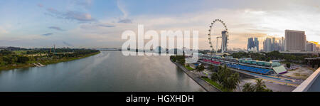 Panoramablick auf die Marina Bay. Hohen Blick auf Singapur, Marina Bay ist eines der berühmtesten Sehenswürdigkeit in Singapur. Stockfoto